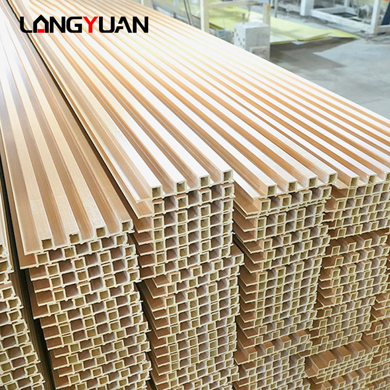 실내를 위한 장식적인 자연적인 나무 및 합성 플라스틱 Wpc Pvc 실내 클래딩 플루트 벽면 널