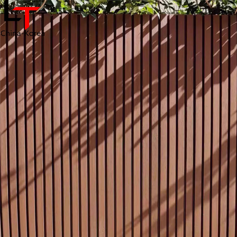 나무 질감과 검은색 패턴 외부 판금 벽 클래딩 외부 장식 집 사이딩 Wpc 플루트 야외 벽 패널